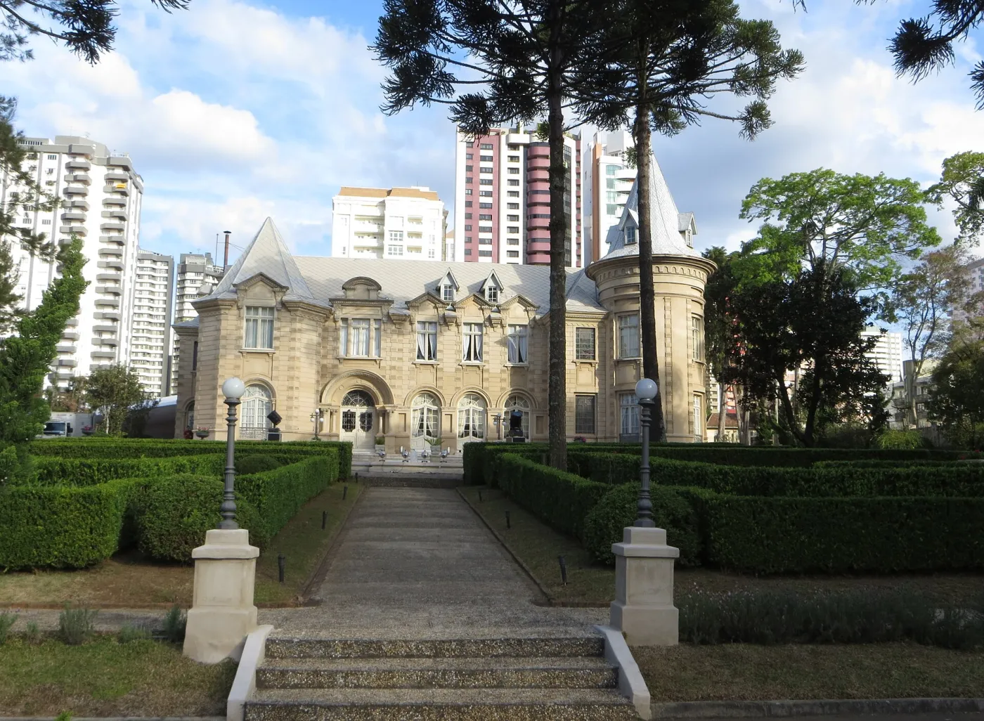 Escadaria central do jardim do Castelo do Batel entre sebes aparadas e araucárias