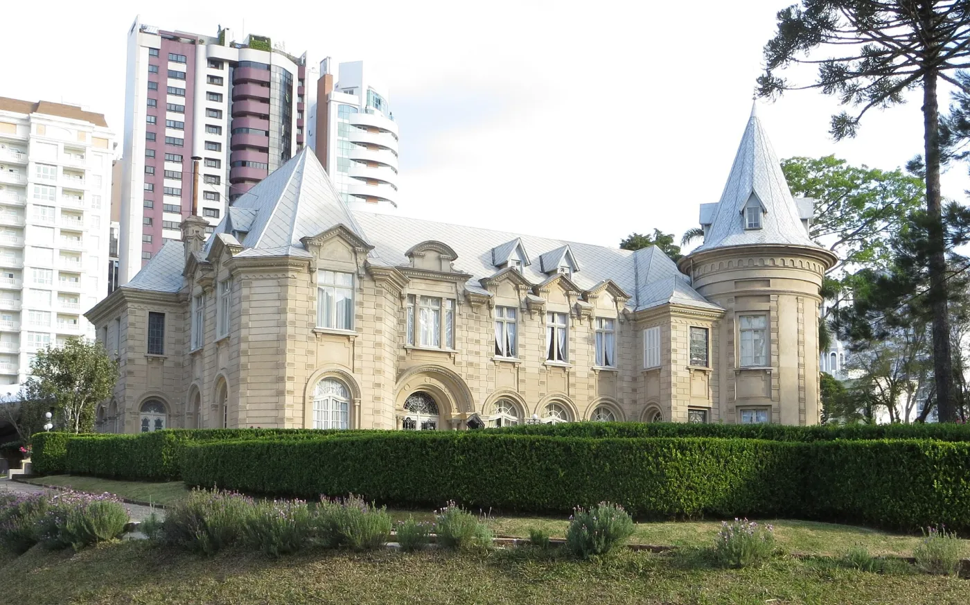 Lateral do Castelo do Batel com o torreão cilíndrico de telhado cônico e as mansardas