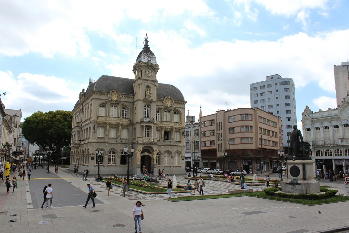 Paço da Liberdade na Praça Generoso Marques, em Curitiba, com pessoas caminhando