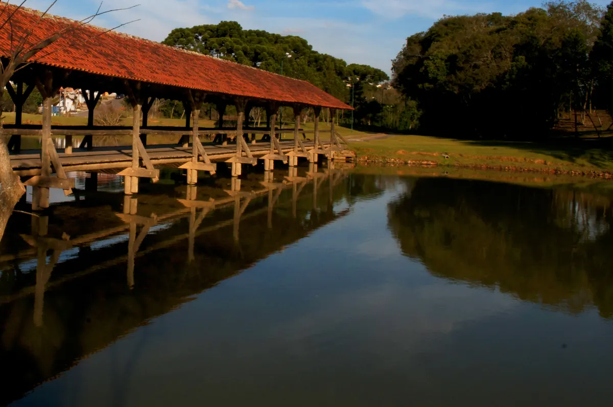 Lago do Parque Tingui em Curitiba com iluminação natalina refletida na água