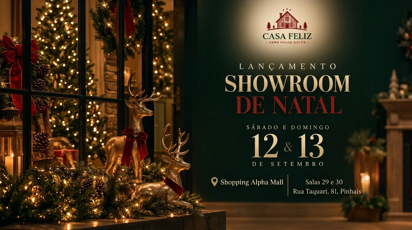 Vitrine do showroom de Natal da Casa Feliz com renas douradas, pinheiros iluminados e laços vermelhos