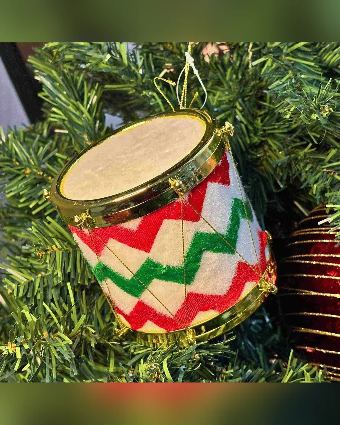 Enfeite Pendente Tambor Natalino Zigzag Feltro Dourado 10cm 3