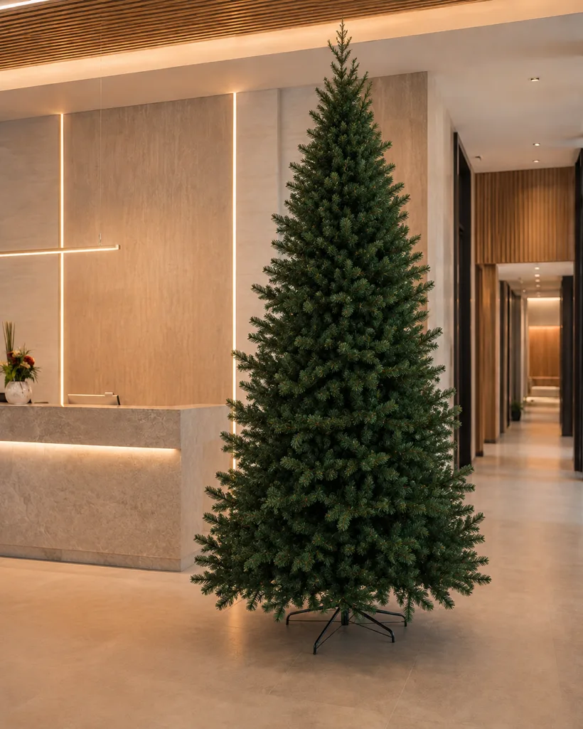 Árvore de Natal alta e ainda sem enfeites montada no hall de uma empresa moderna